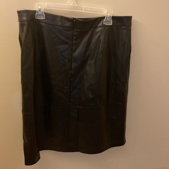 Faux leather skirt. - Picture 3 of 4